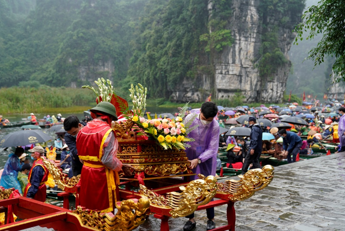 Hàng nghìn người dự khai hội Tràng An