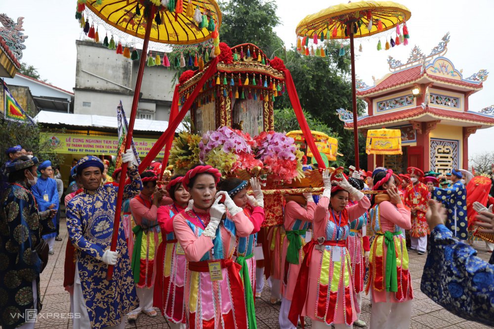 TSTtourist-hang-nghin-nguoi-tham-gia-le-ruoc-thanh-mau-1