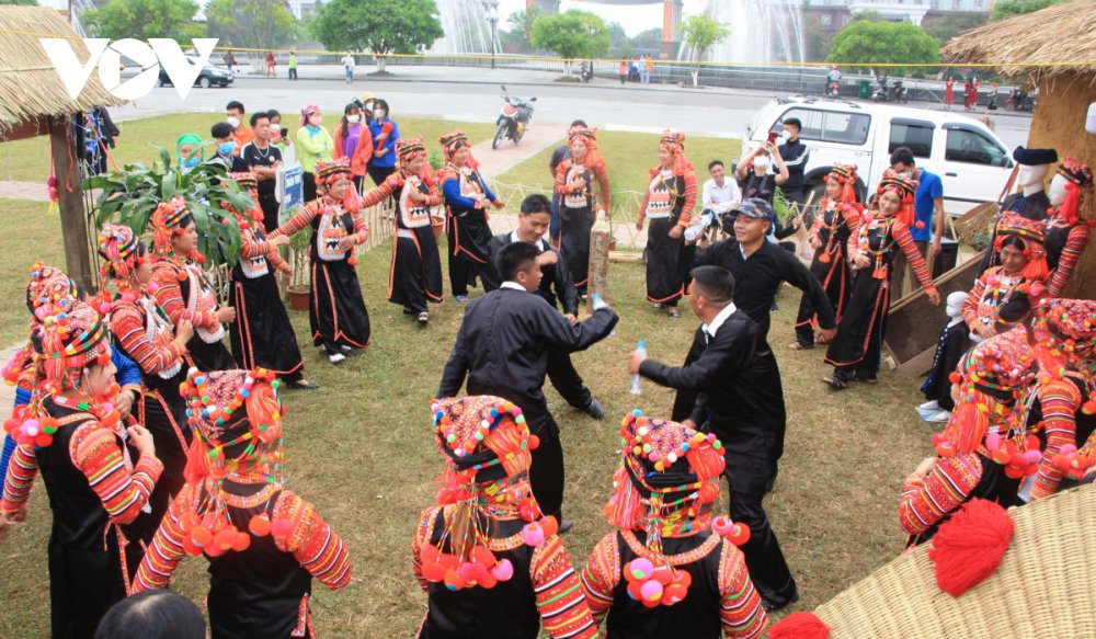 TSTtourist-khach-tay-hung-thu-hoa-vao-cac-dieu-mua-ban-dia-10