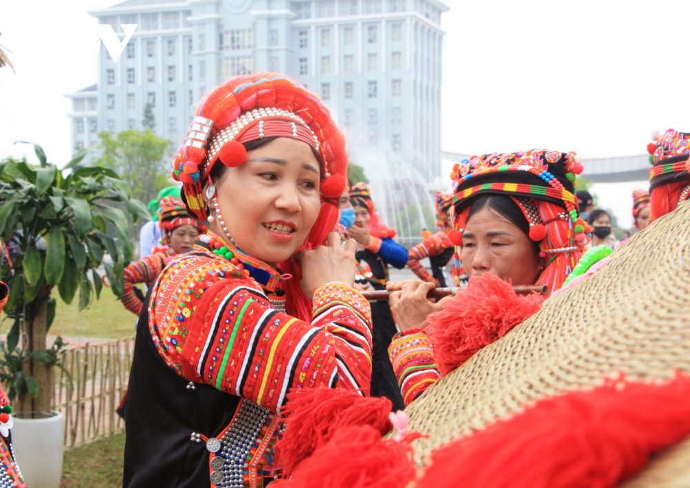 TSTtourist-khach-tay-hung-thu-hoa-vao-cac-dieu-mua-ban-dia-6