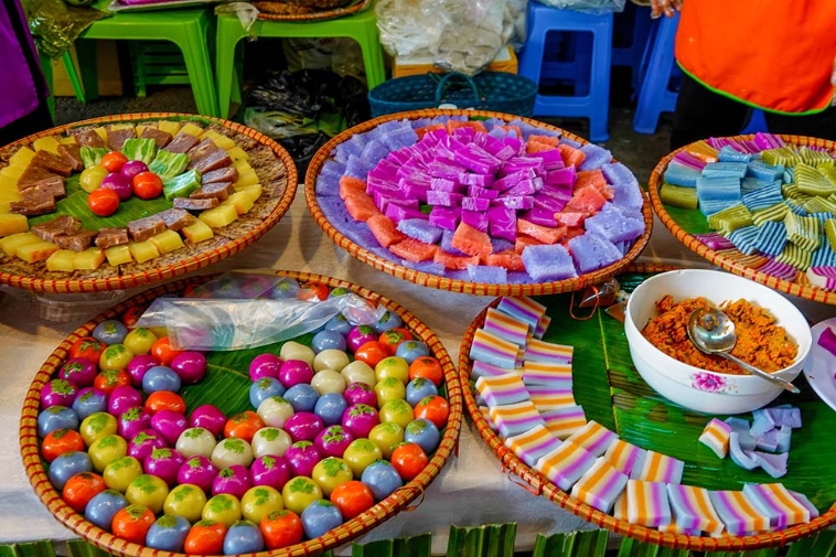 TSTtourist-nghin-du-khach-tham-quan-den-tho-vua-hung-can-tho-thuong-thuc-100-mon-banh-dan-gian-18