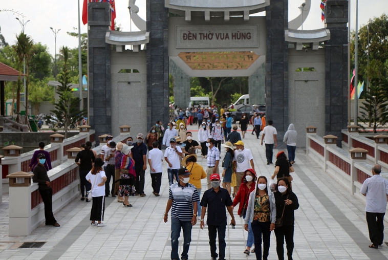 TSTtourist-nghin-du-khach-tham-quan-den-tho-vua-hung-can-tho-thuong-thuc-100-mon-banh-dan-gian-2