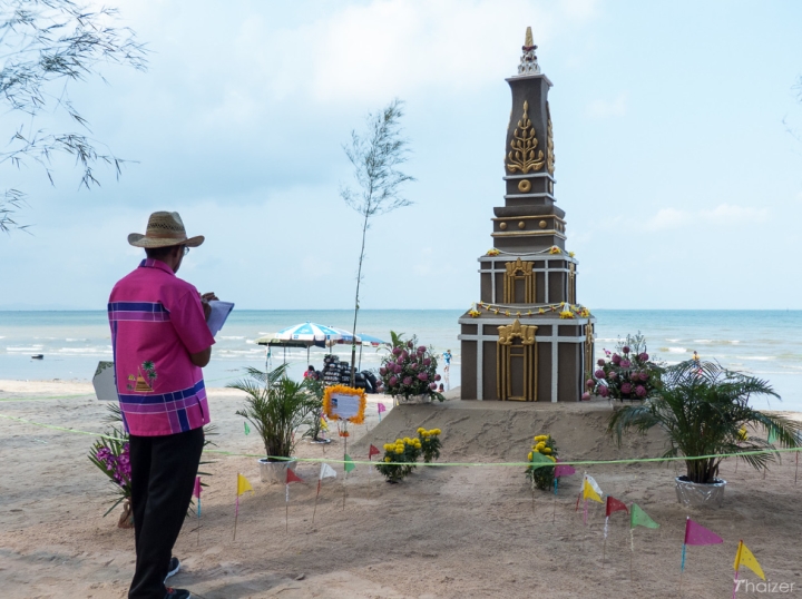 TSTtourist-nhung-toa-thap-doc-dao-xuat-hien-tren-bai-bien-trong-ngay-hoi-te-nuoc-o-thai-lan-5