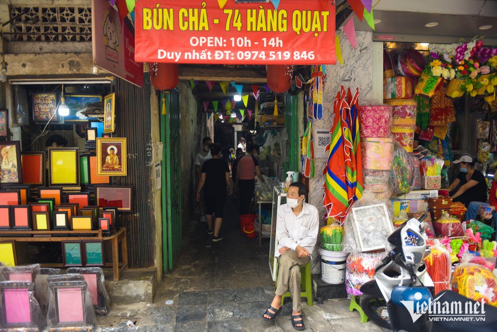 TSTtourist-quan-bun-cha-nup-ngo-hep-pho-co-khach-ta-me-man-khach-tay-keo-ca-lang-toi-an-1