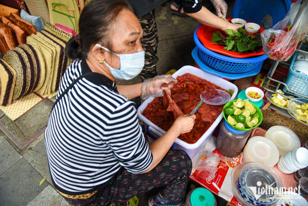 TSTtourist-quan-sua-do-pho-hang-chieu-70-nam-tuoi-don-tram-khach-moi-ngay-10