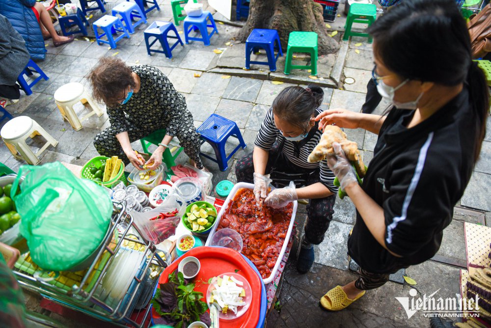 TSTtourist-quan-sua-do-pho-hang-chieu-70-nam-tuoi-don-tram-khach-moi-ngay-11