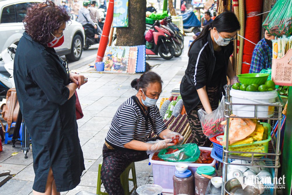 TSTtourist-quan-sua-do-pho-hang-chieu-70-nam-tuoi-don-tram-khach-moi-ngay-2