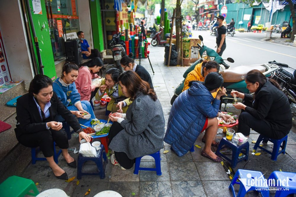 TSTtourist-quan-sua-do-pho-hang-chieu-70-nam-tuoi-don-tram-khach-moi-ngay-4