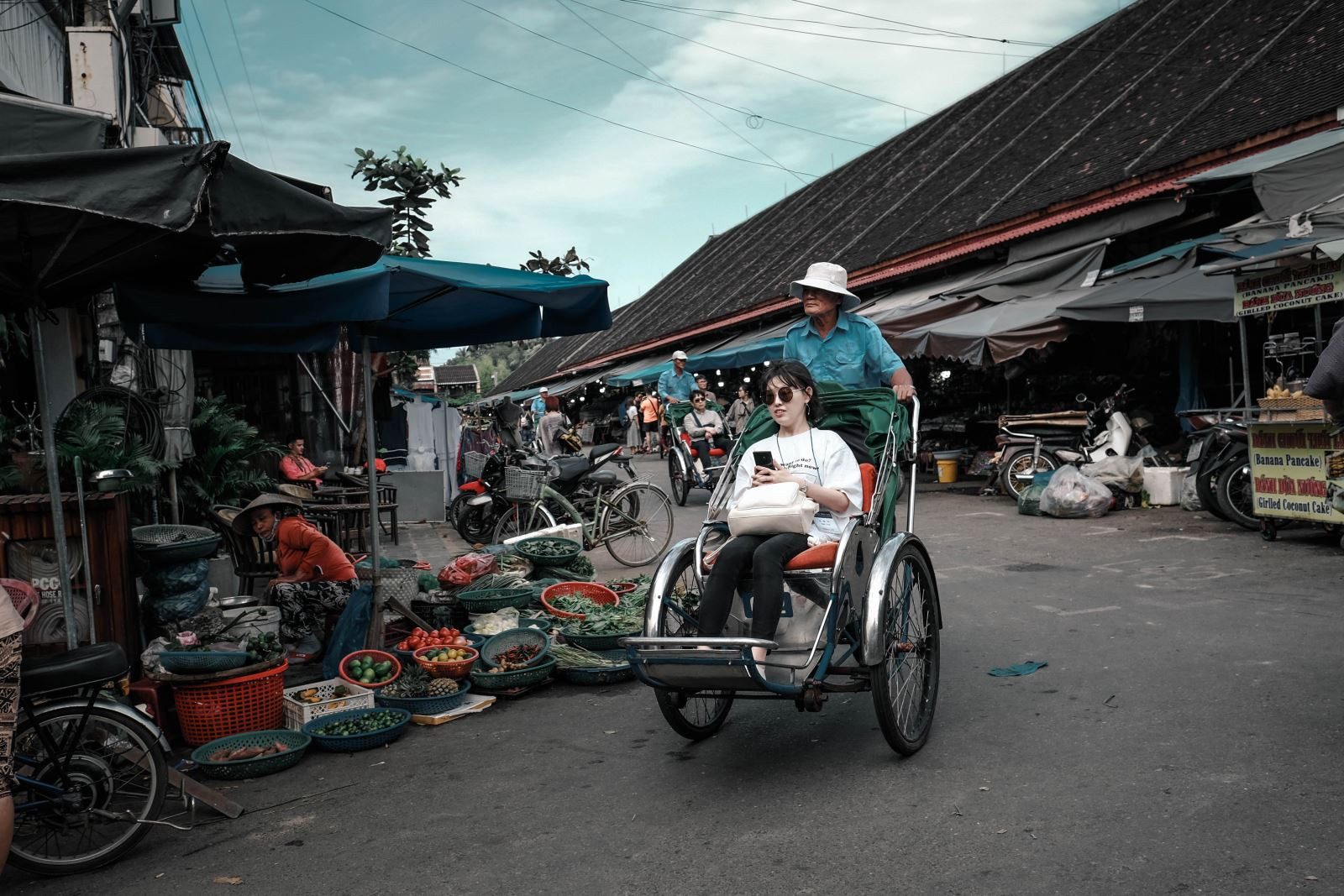 Cần bớt làm khó khách nước ngoài đến Việt Nam