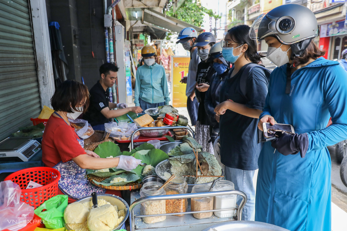 TSTtourist-hang-xoi-goi-la-sen-hut-khach-o-sai-gon-1