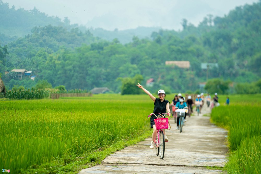 TSTtourist-dap-xe-giua-ruong-lua-thu-lam-banh-trung-kien-cua-nguoi-tay-7