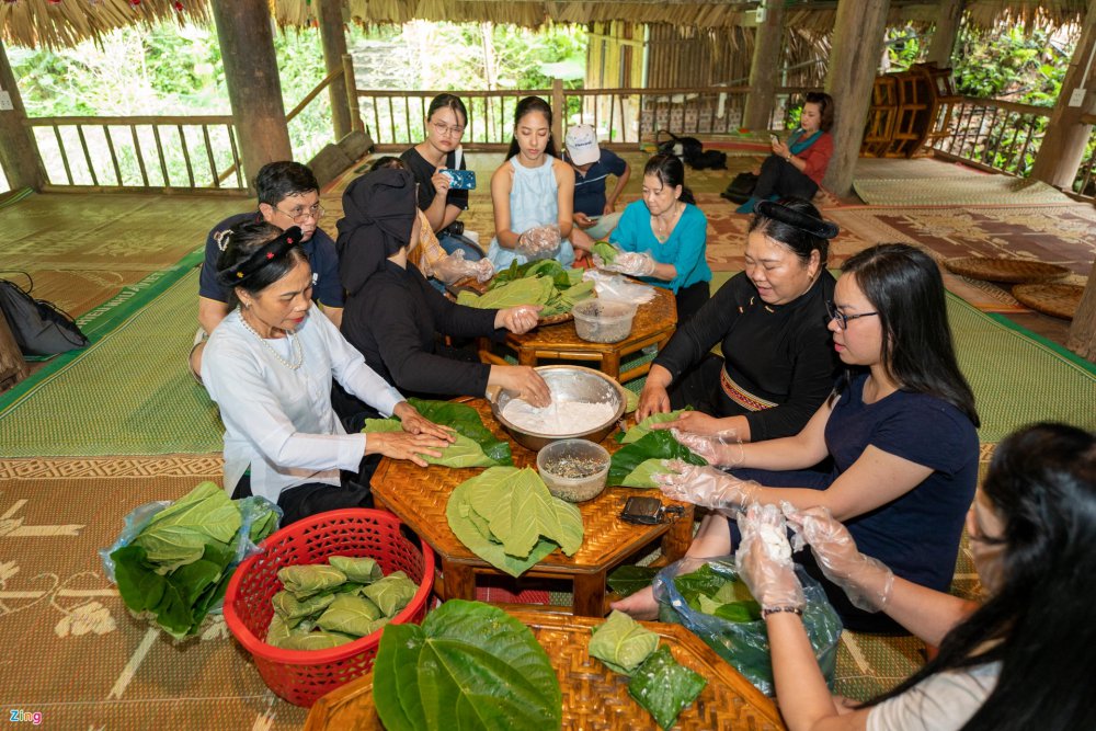 TSTtourist-dap-xe-giua-ruong-lua-thu-lam-banh-trung-kien-cua-nguoi-tay-9