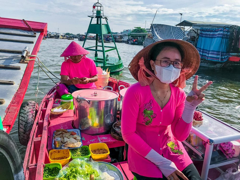 TSTtourist-ghe-bun-rieu-mau-hong-cho-cai-rang-noi-ban-bat-hut-du-khach-am-am-1