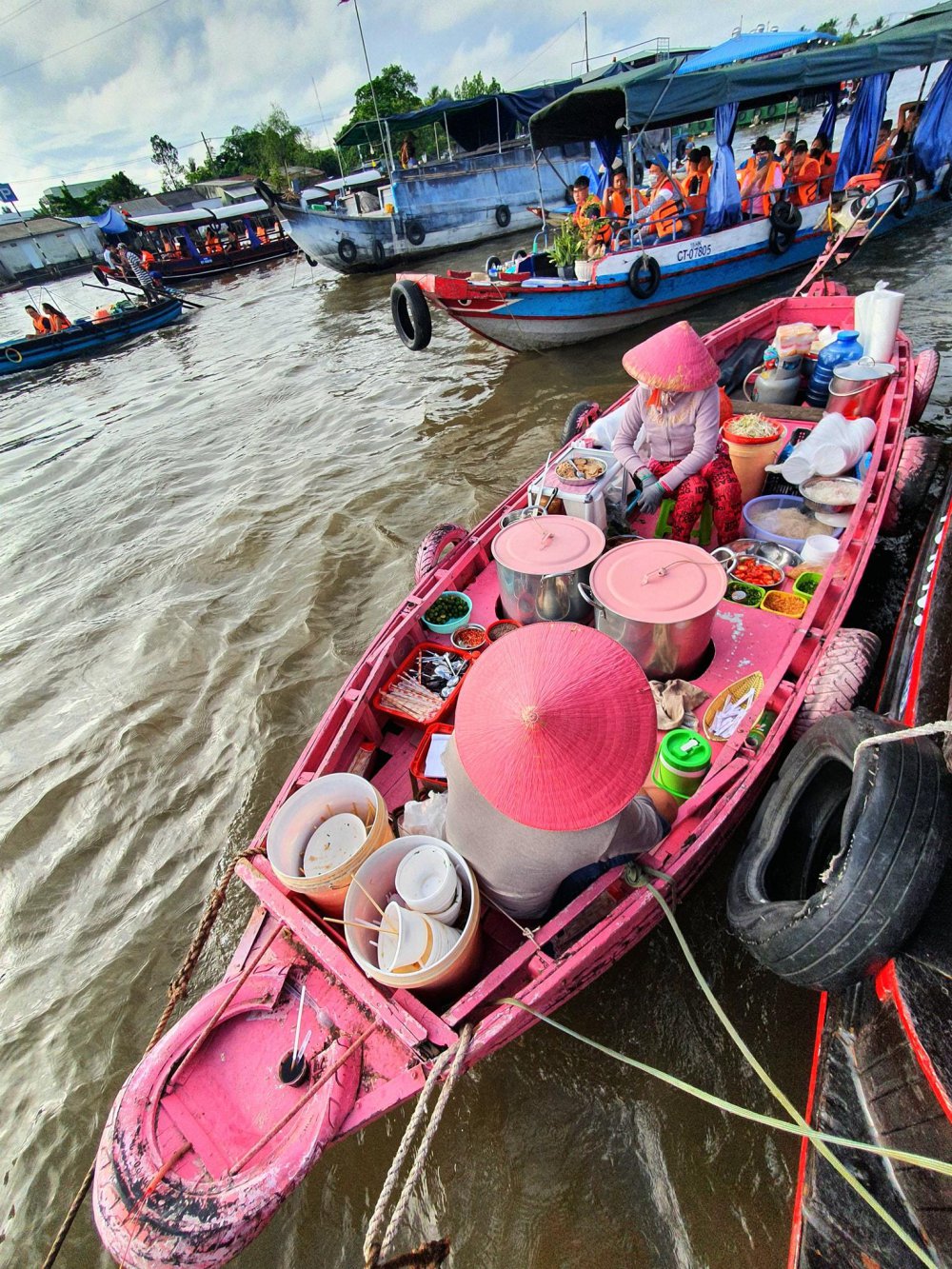 TSTtourist-ghe-bun-rieu-mau-hong-cho-cai-rang-noi-ban-bat-hut-du-khach-am-am-3