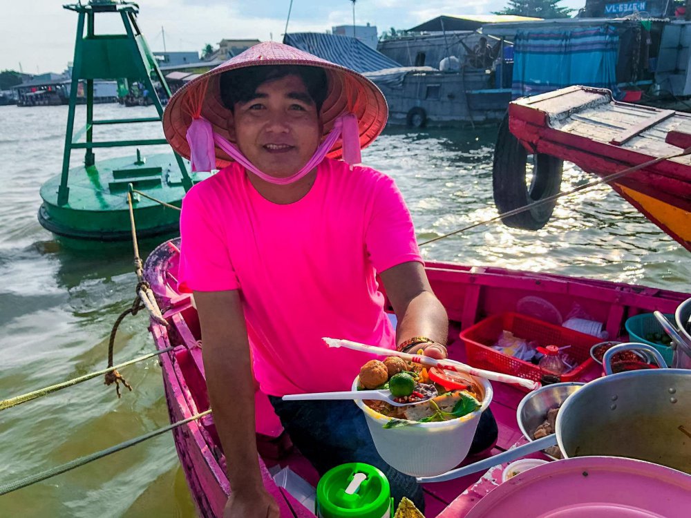 TSTtourist-ghe-bun-rieu-mau-hong-cho-cai-rang-noi-ban-bat-hut-du-khach-am-am-6