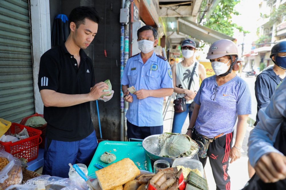 TSTtourist-hang-xoi-goi-la-sen-hut-khach-o-sai-gon-5