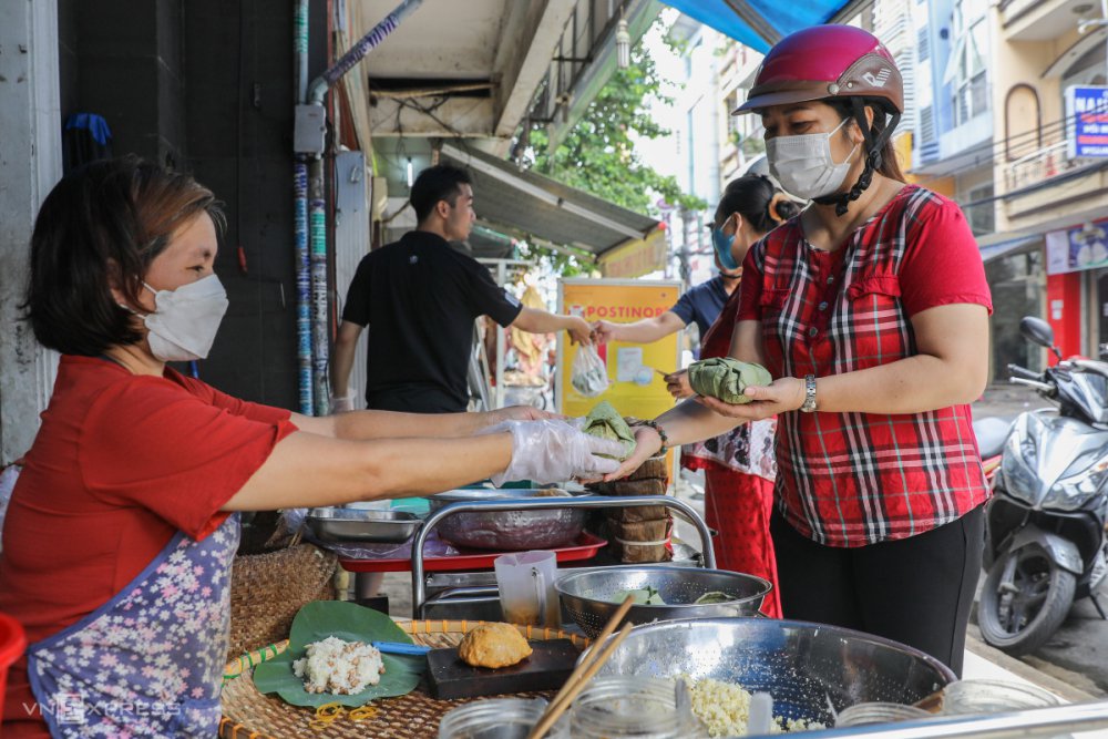 TSTtourist-hang-xoi-goi-la-sen-hut-khach-o-sai-gon-6