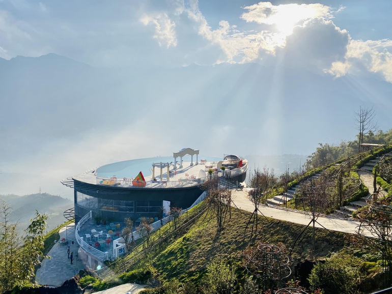 TSTtourist-lac-buoc-giua-thien-duong-du-lich-o-sa-pa-2