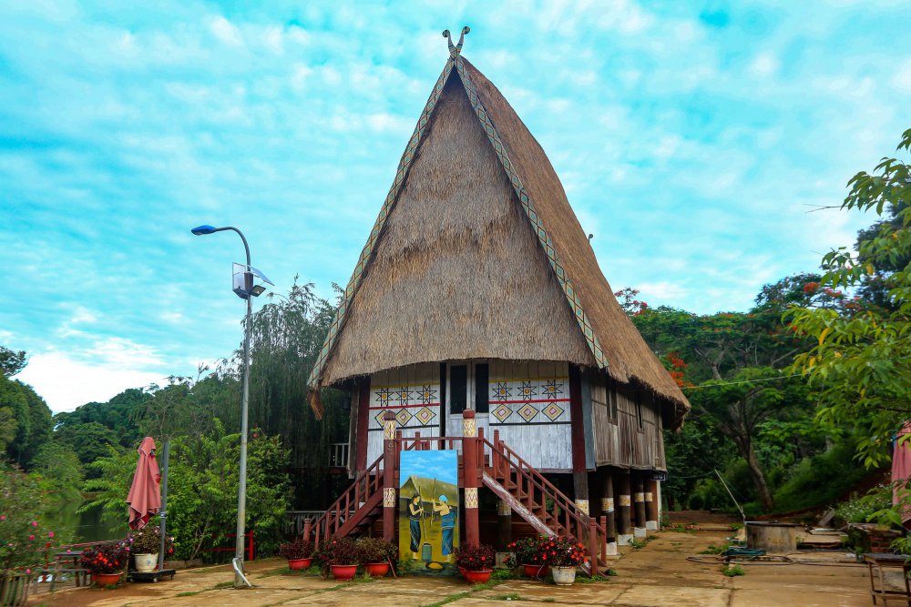 TSTtourist-mang-den-hoang-so-not-nhac-tram-lang-giua-nui-rung-tay-nguyen-10