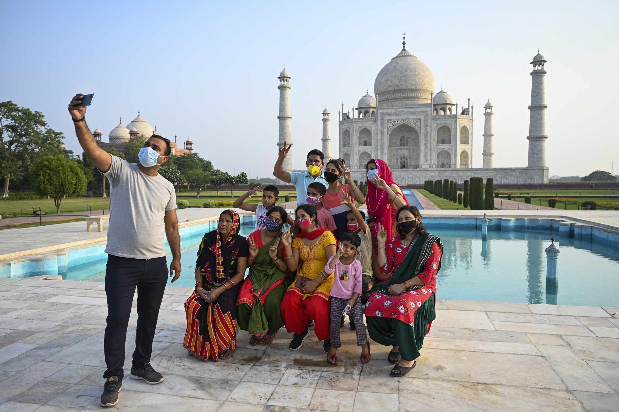 Đền Taj Mahal mở cửa đón khách lại giữa đại dịch