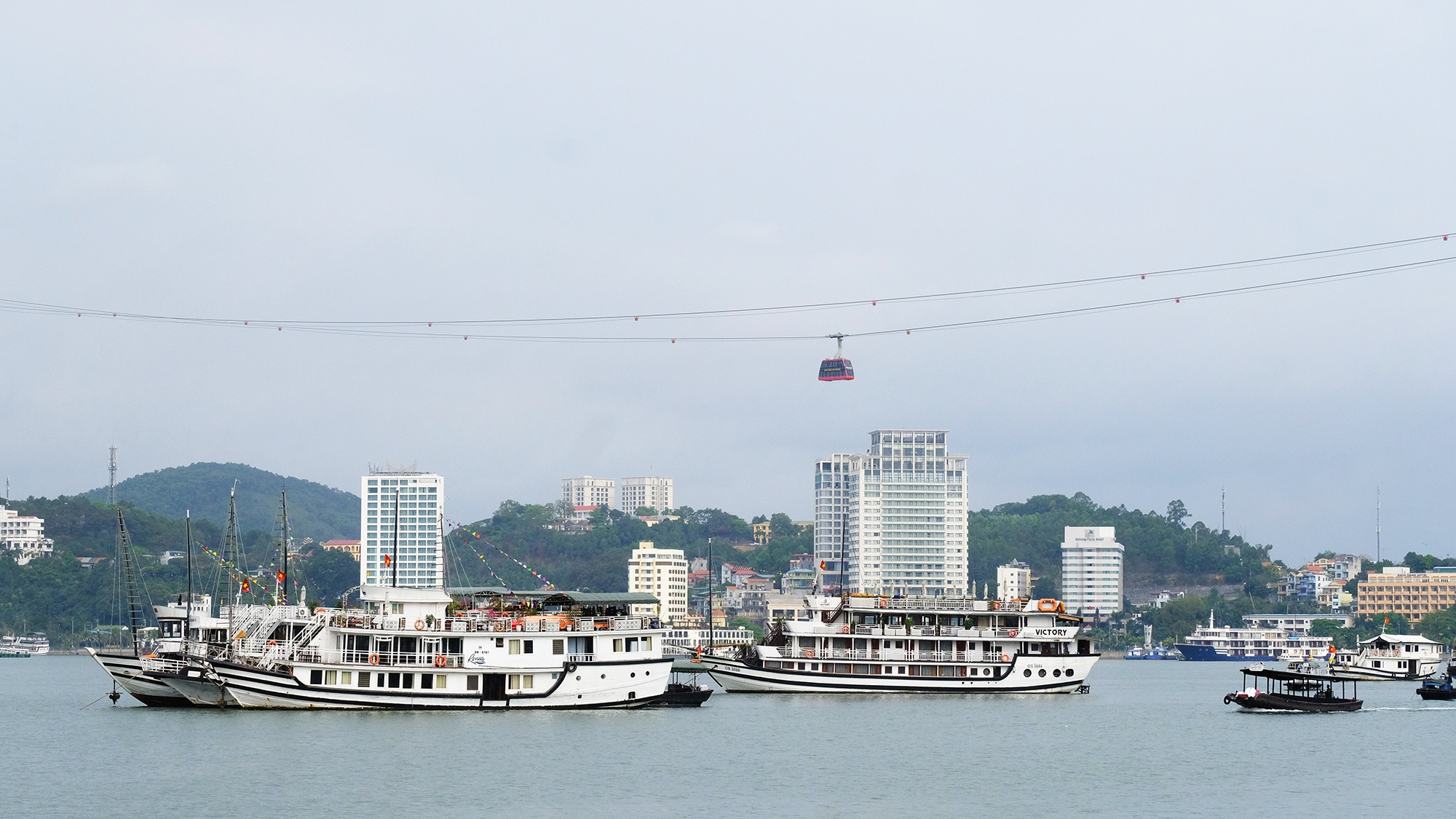 Quảng Ninh miễn vé tham quan vịnh Hạ Long để cứu đội tàu du lịch nghìn tỉ