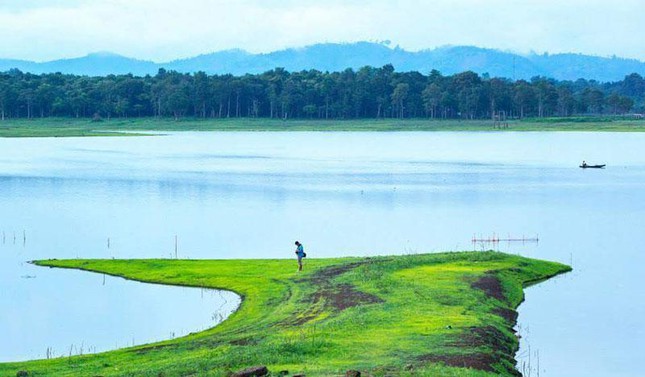 Ngắm bình minh và hoàng hôn tại hồ nước ngọt Ea Kao, chỉ cần đứng im đã có ảnh đẹp!