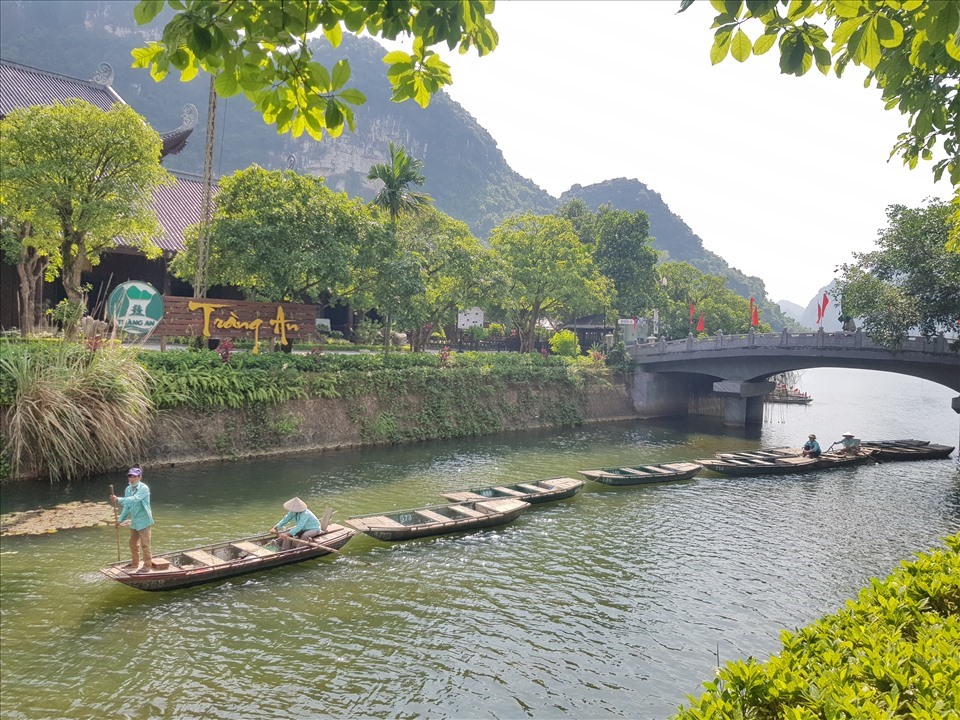 TSTtourist-lai-do-tai-cac-khu-du-lich-o-ninh-binh-trong-cho-vao-goi-ho-tro-4