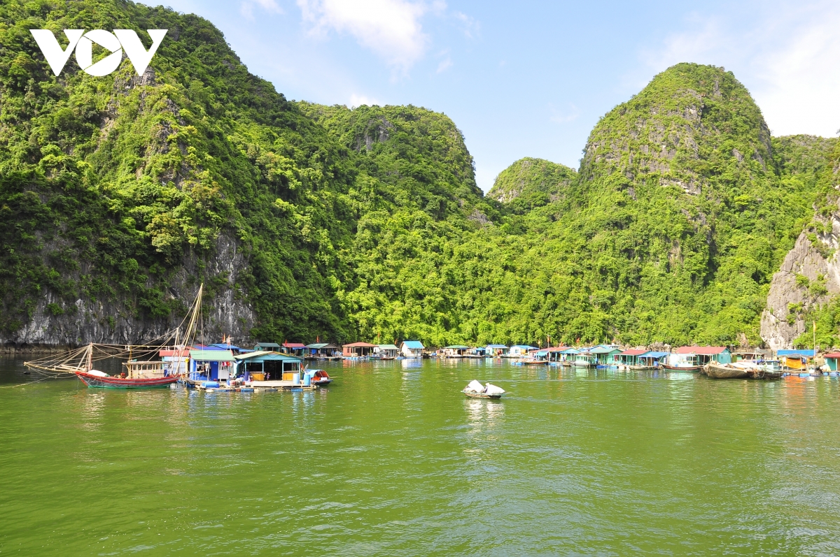 Làng chài Cửa Vạn "sánh vai" cùng những ngôi làng đẹp nhất trên thế giới