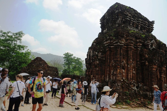 TSTtourist-tien-ho-tro-den-tay-huong-dan-vien-du-lich-o-quang-nam