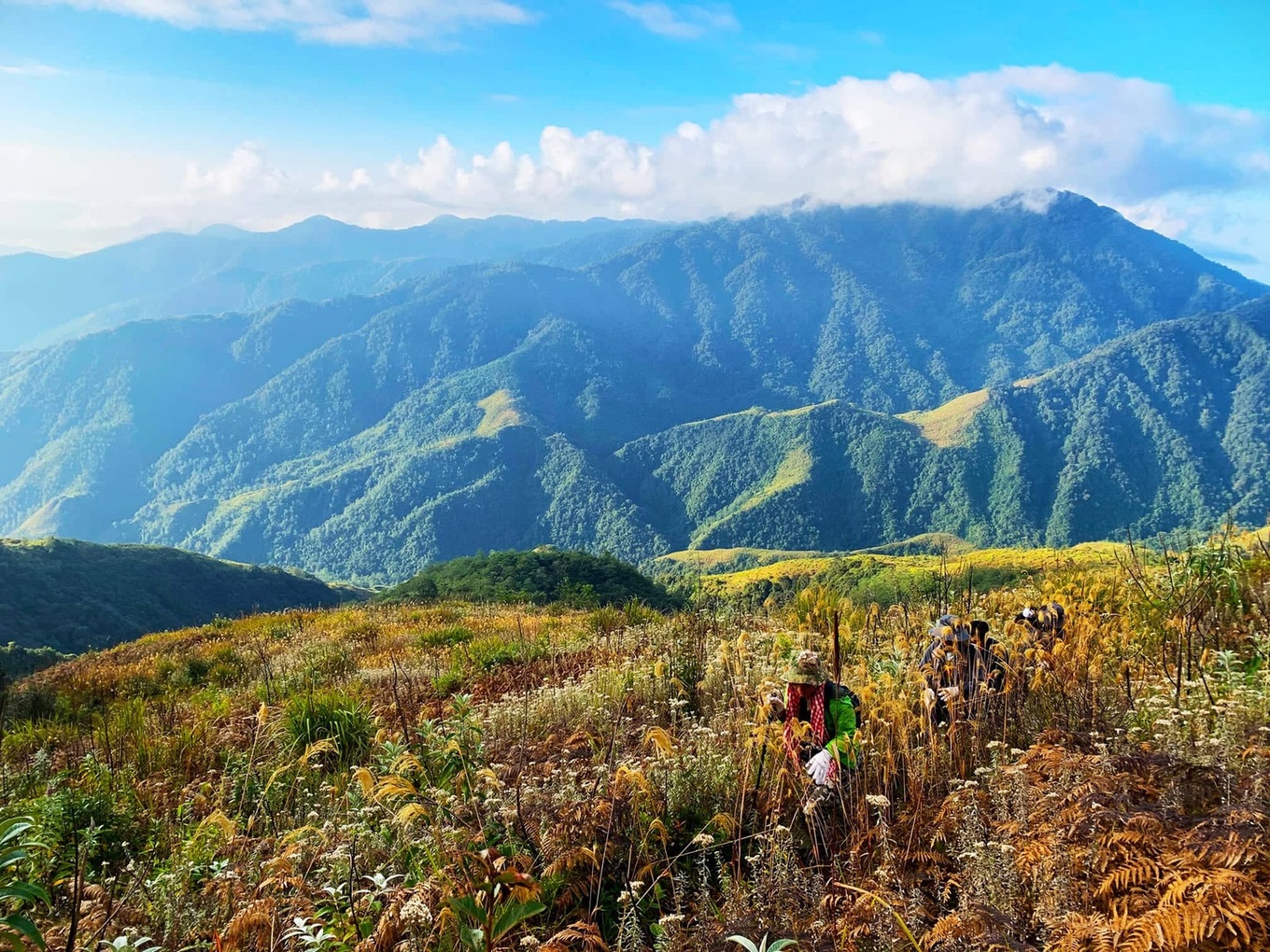 TSTtourist-10-dinh-nui-cao-nhat-viet-nam-hut-gioi-xe-dich-2