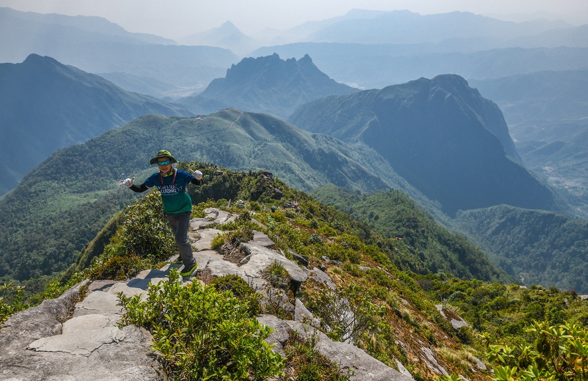 TSTtourist-10-dinh-nui-cao-nhat-viet-nam-hut-gioi-xe-dich-4