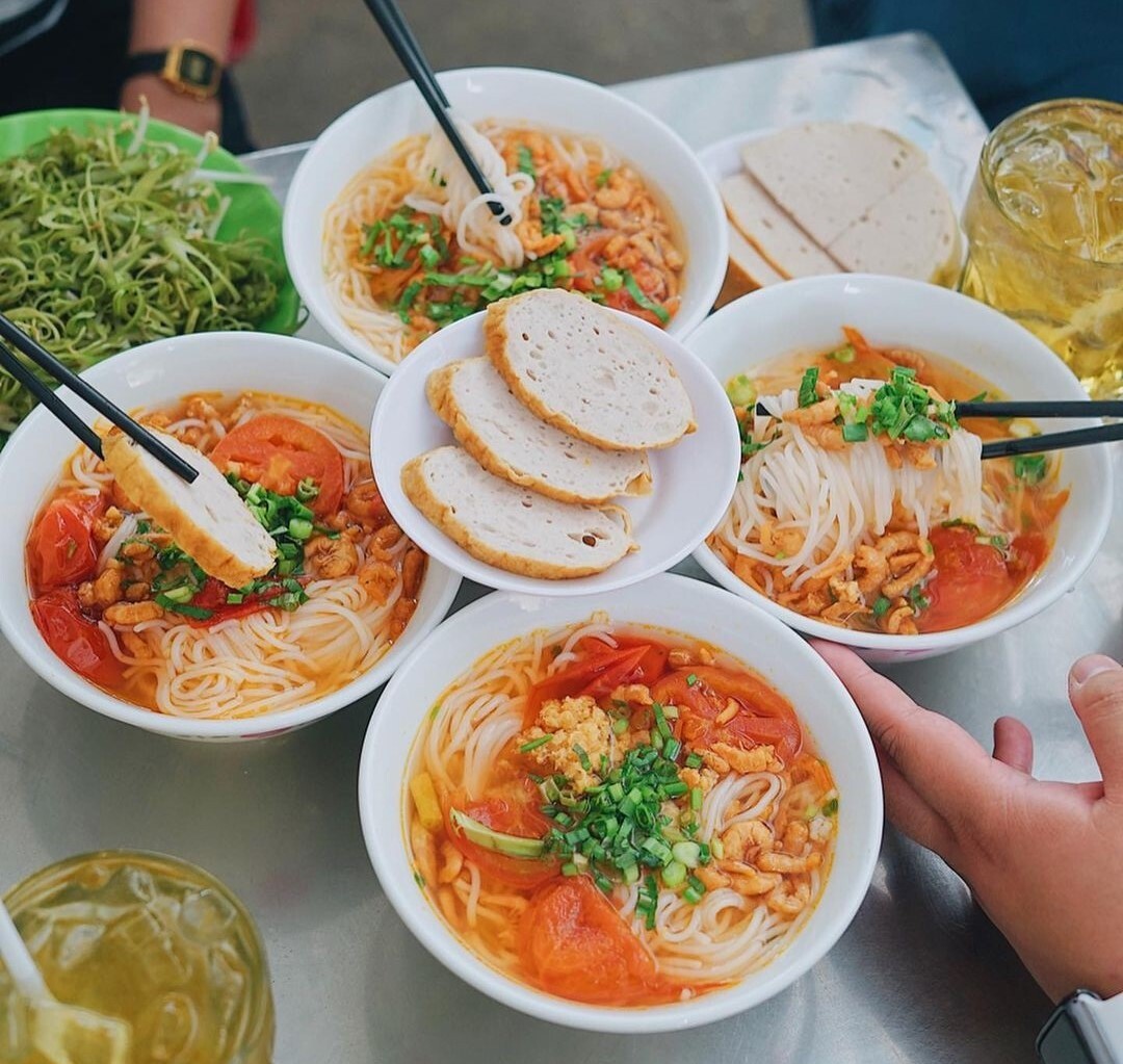 TSTtourist-6-kieu-bun-rieu-o-sai-gon-nghi-den-la-them-1