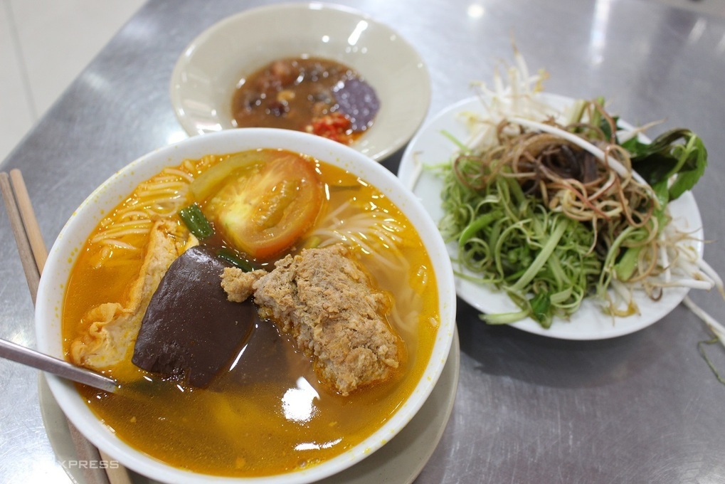 TSTtourist-6-kieu-bun-rieu-o-sai-gon-nghi-den-la-them-2