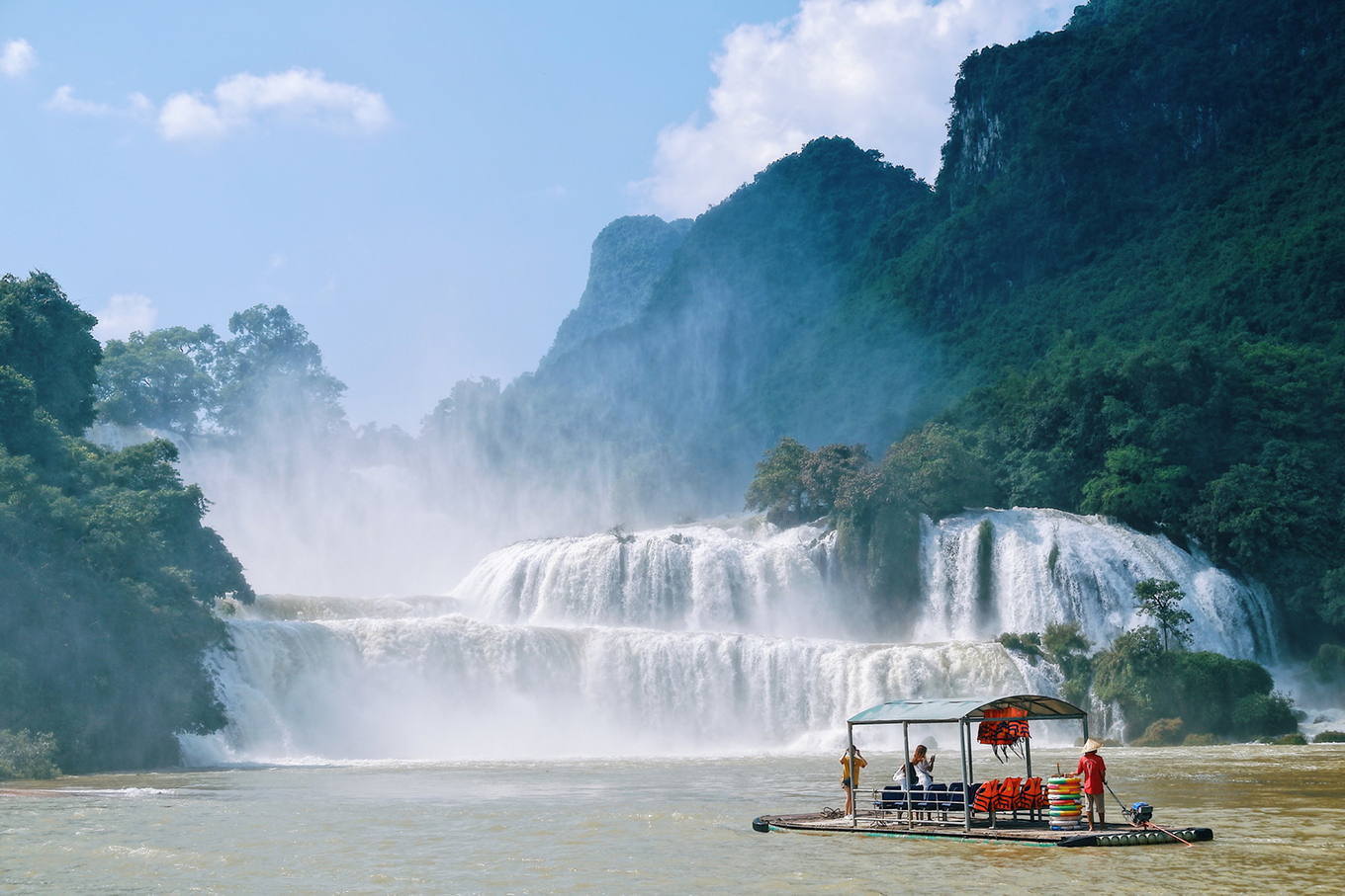 TSTtourist-cao-bang-noi-duy-nhat-hien-vang-bong-covid-2