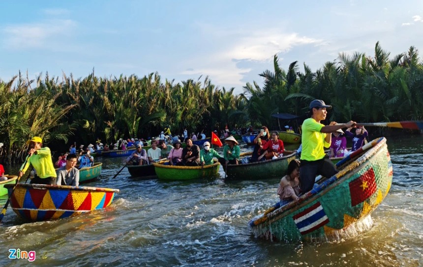 Du khách đổ xô đi chơi cuối tuần ở Đà Nẵng, Hội An