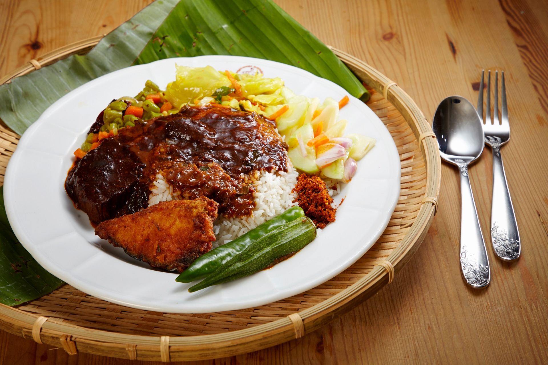 Nasi kandar hội tụ những tinh hoa của ẩm thực đường phố Malaysia và Ấn Độ