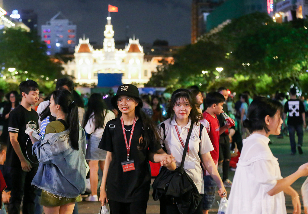 TSTtourist-nguoi-sai-gon-nho-ca-phe-bet-pho-di-bo-nguyen-hue-1