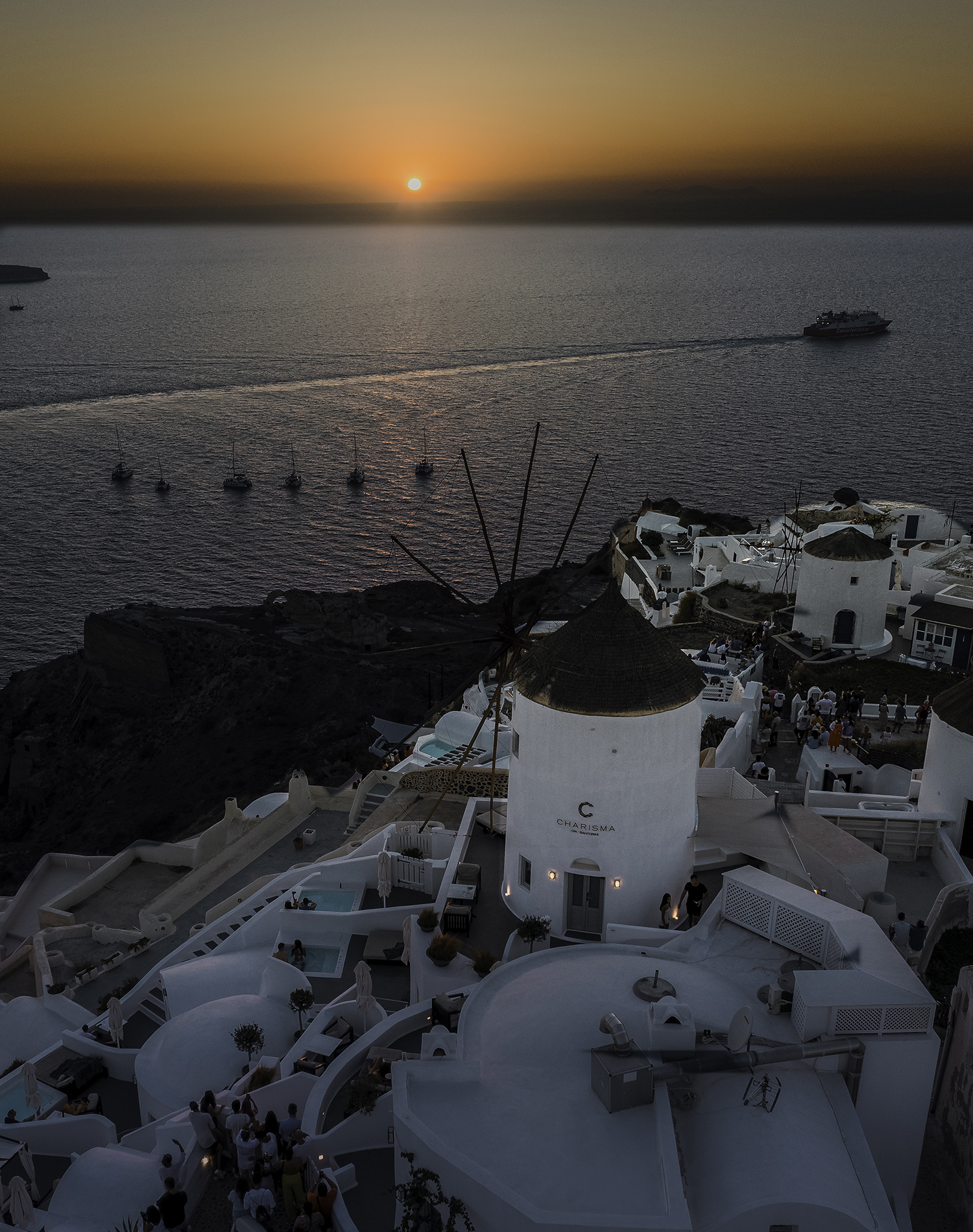 TSTtourist-ve-binh-yen-hiem-thay-cua-dao-santorini-3