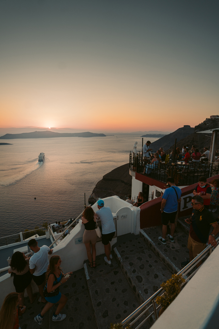 TSTtourist-ve-binh-yen-hiem-thay-cua-dao-santorini-4