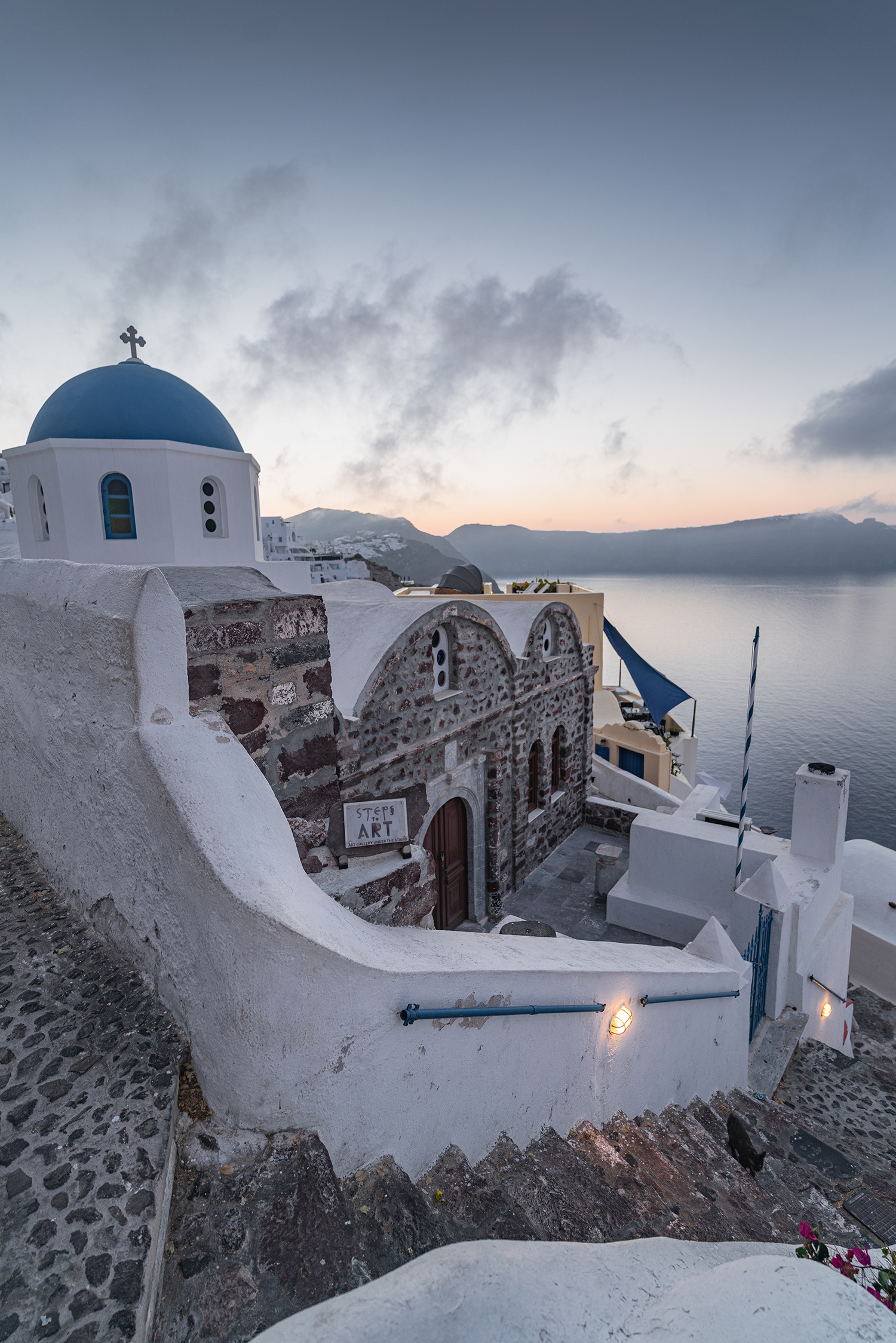 TSTtourist-ve-binh-yen-hiem-thay-cua-dao-santorini-9