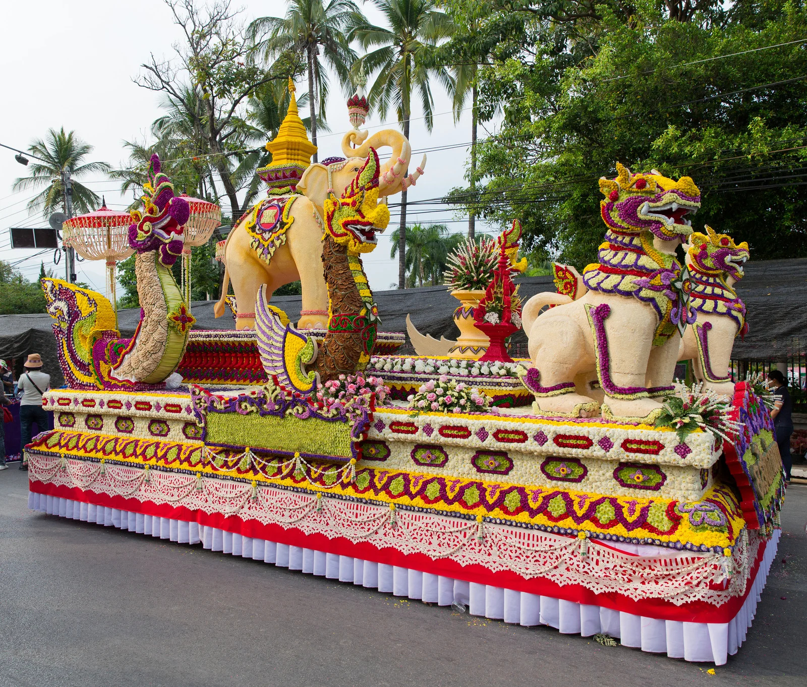 Thuyền hoa trong lễ hội hoa Chiang Mai