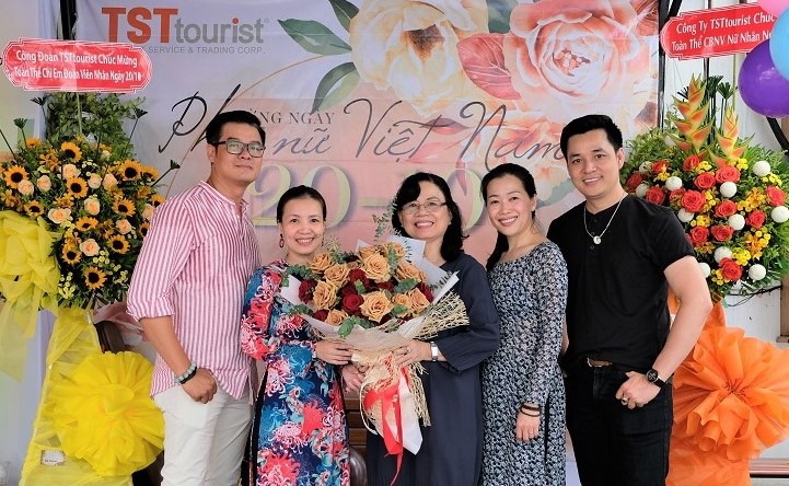 TST tourist tôn vinh phái đẹp nhân ngày Phụ nữ Việt Nam 20/10