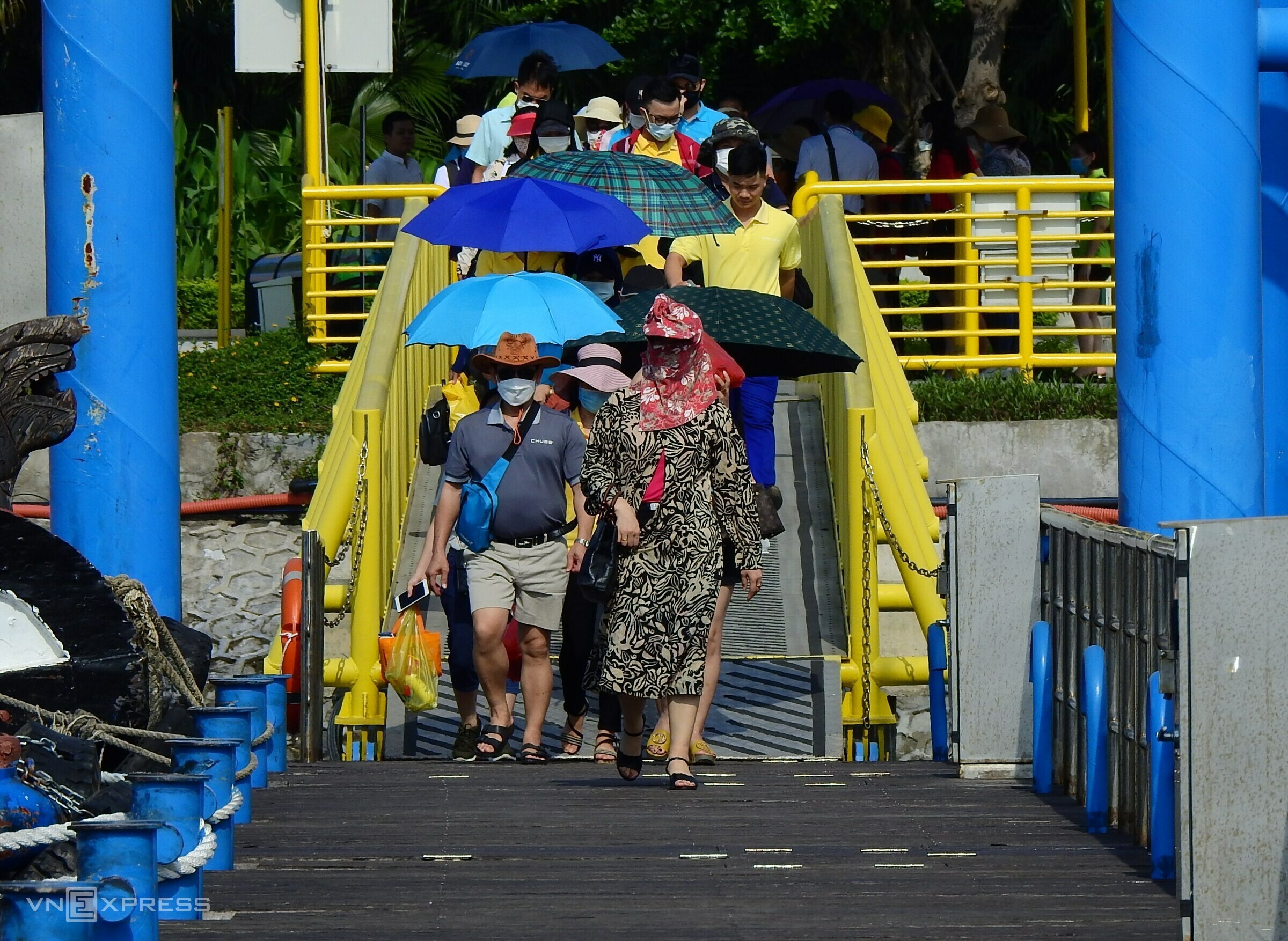 TSTtourist-khach-tham-quan-vinh-ha-long-nhon-nhip-tro-lai-5