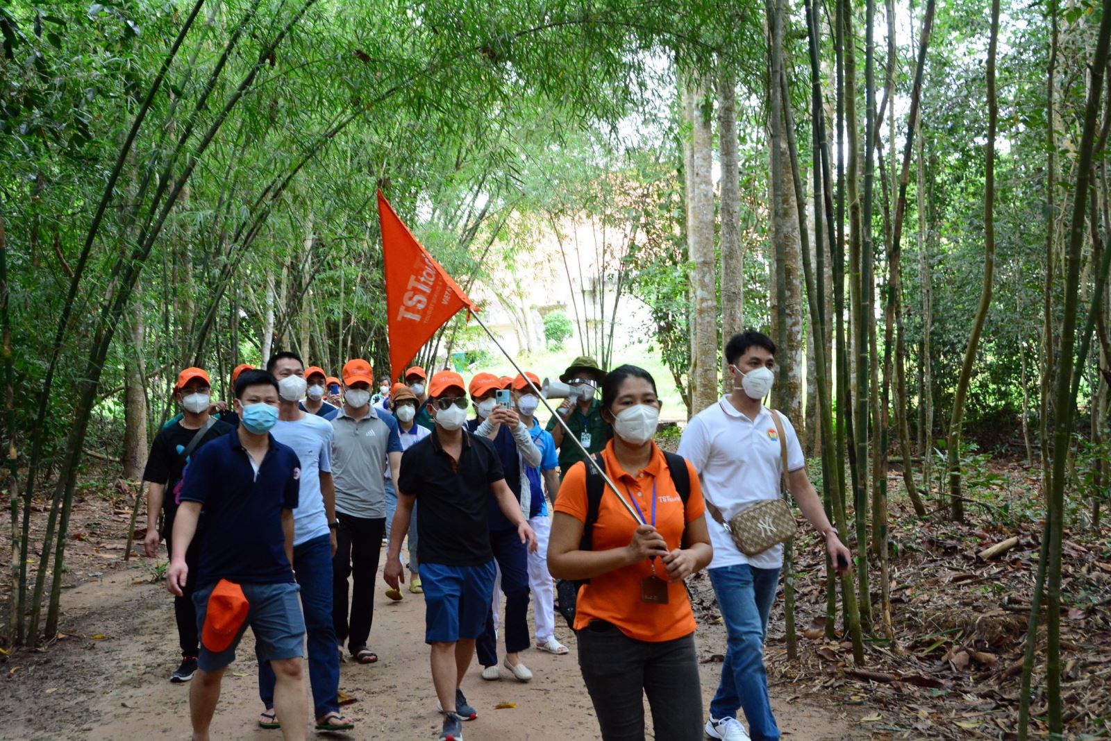 TSTtourist-tren-100-y-bac-si-mien-bac-duoc-trai-nghiem-du-lich-dang-nho-tai-cu-chi-1