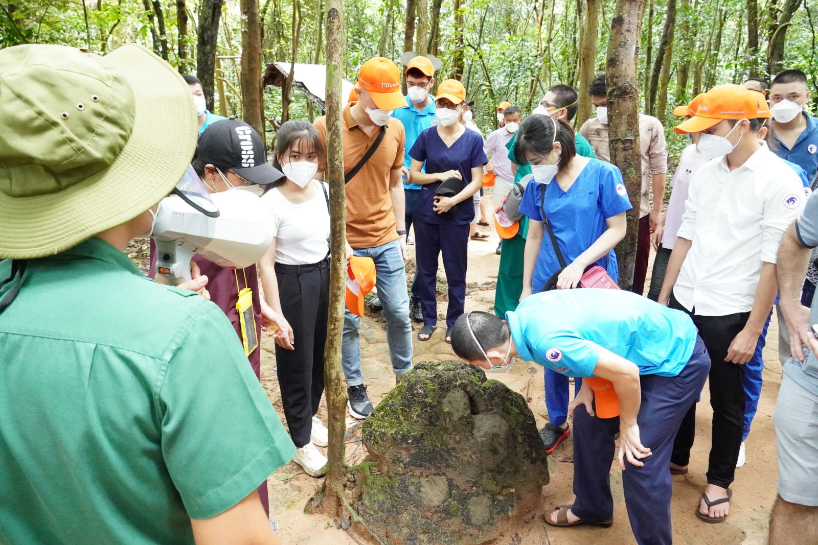 TSTtourist-tren-100-y-bac-si-mien-bac-duoc-trai-nghiem-du-lich-dang-nho-tai-cu-chi-10