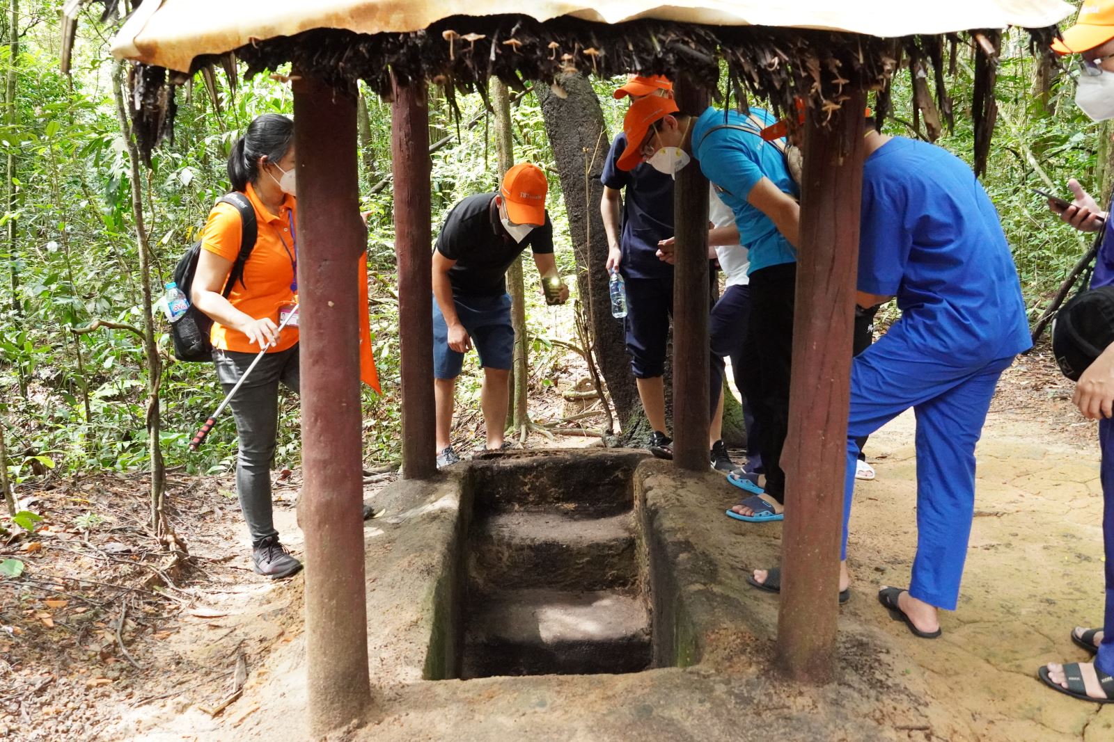 TSTtourist-tren-100-y-bac-si-mien-bac-duoc-trai-nghiem-du-lich-dang-nho-tai-cu-chi-12