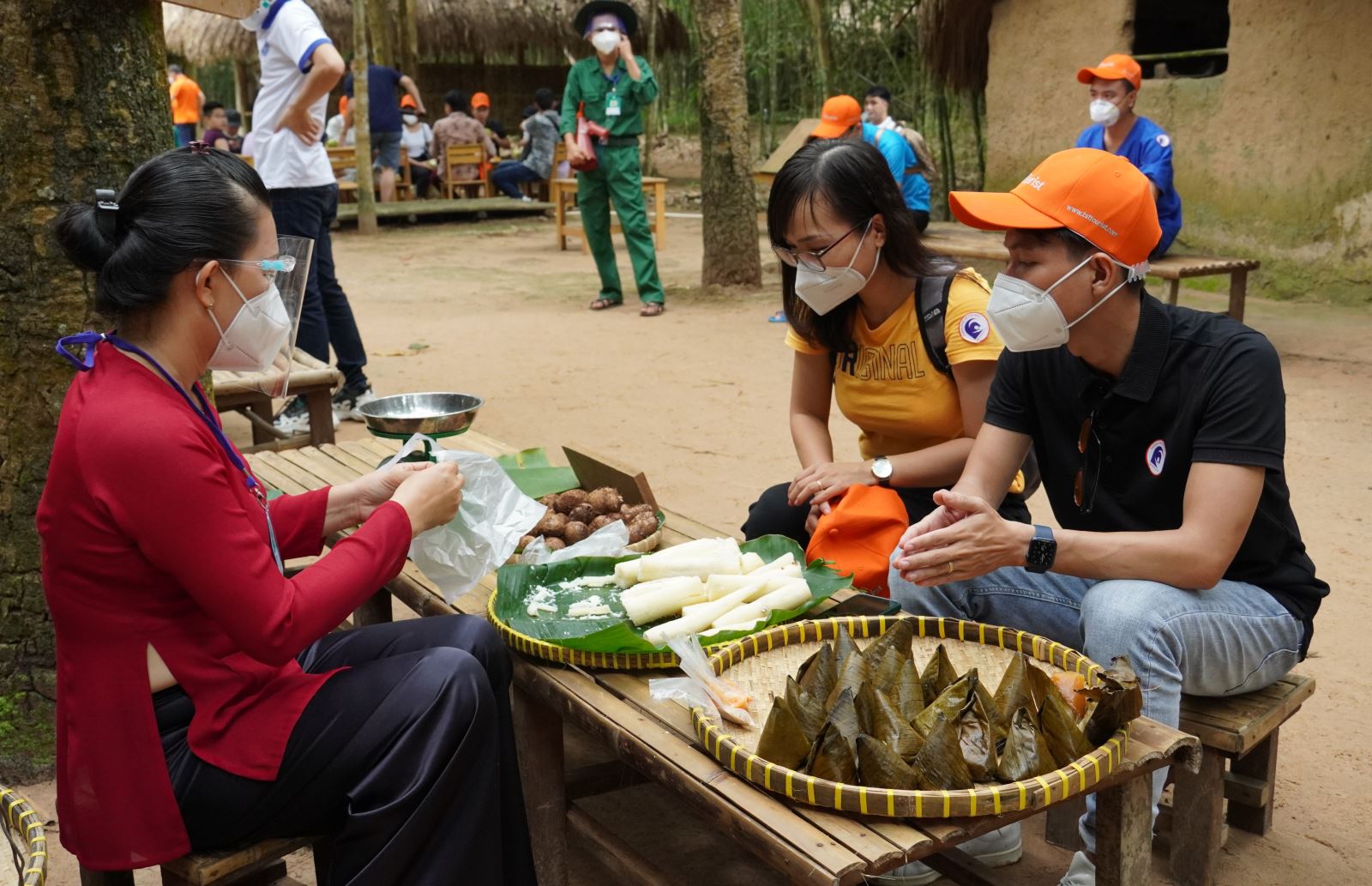 TSTtourist-tren-100-y-bac-si-mien-bac-duoc-trai-nghiem-du-lich-dang-nho-tai-cu-chi-14