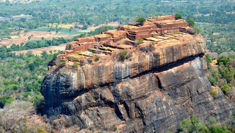 Cung điện cổ vờn mây trên đỉnh cột đá khổng lồ ở Sri Lanka