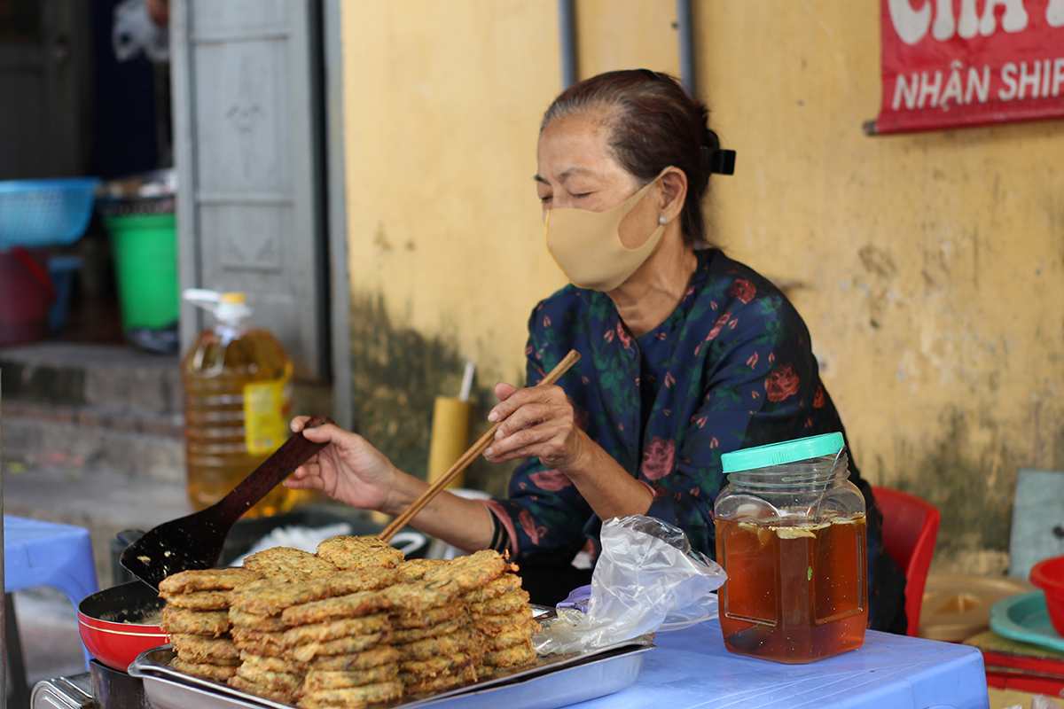 Quán chả rươi hút khách theo công thức "ba xoa hai đập", chỉ bán theo mùa