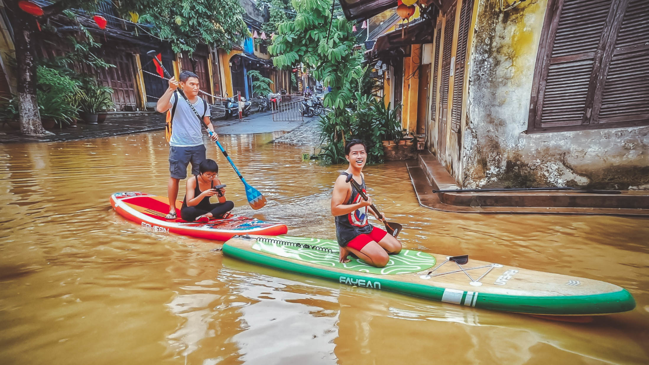 TSTtourist-du-lich-hoi-an-mua-nuoc-lu-cheo-van-quanh-pho-co-loi-nuoc-uong-ca-phe-3